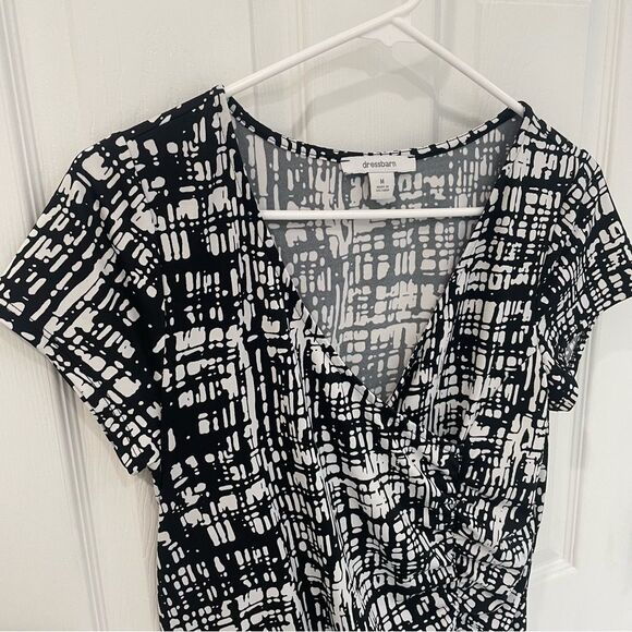 Dress Barn Abstract Black and White Faux Wrap V Neck Rousched Top Women’s Size M - Picture 2 of 4